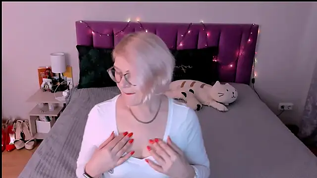 sabrinamacmarren online show from 12-16-25, 11:58