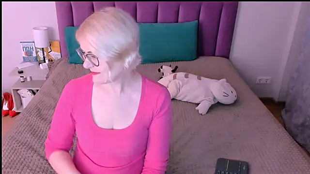 sabrinamacmarren online show from 11-15-25, 02:10