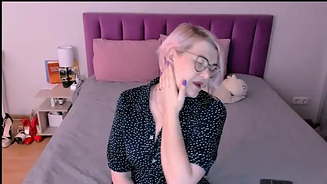 sabrinamacmarren online show from 11-30-25, 01:12