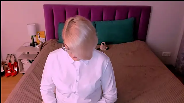 sabrinamacmarren online show from 10-27-25, 03:35