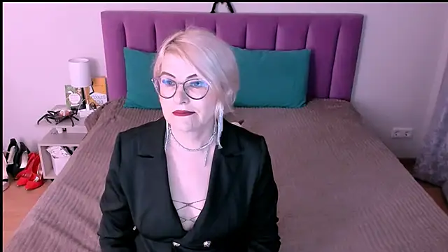 sabrinamacmarren online show from 10-31-25, 03:19