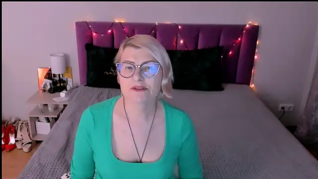 sabrinamacmarren online show from 12-19-25, 02:41