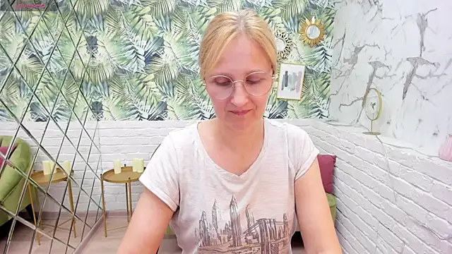 Snapshot of Paris_Cherry chatting on 09-16-25, 08:21 Paris Cherry online show from 09-16-25, 08:21