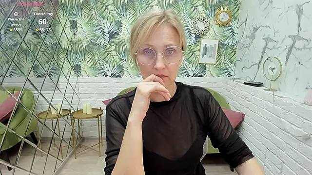 Snapshot of Paris_Cherry chatting on 09-27-25, 08:15 Paris Cherry online show from 09-27-25, 08:15