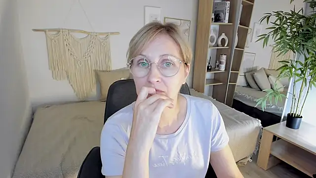 Snapshot of Paris_Cherry chatting on 09-18-25, 07:17 Paris Cherry online show from 09-18-25, 07:17