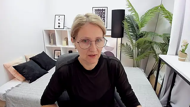 Snapshot of Paris_Cherry chatting on 10-14-25, 09:25 Paris Cherry online show from 10-14-25, 09:25