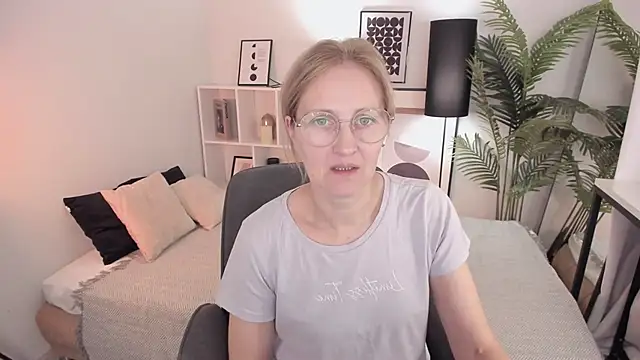 Snapshot of Paris_Cherry chatting on 10-12-25, 08:10 Paris Cherry online show from 10-12-25, 08:10