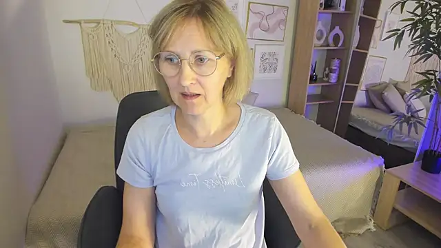 Snapshot of Paris_Cherry chatting on 09-17-25, 08:11 Paris Cherry online show from 09-17-25, 08:11