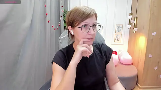 Snapshot of Paris_Cherry chatting on 02-18-25, 01:33 Paris Cherry online show from 02-18-25, 01:33
