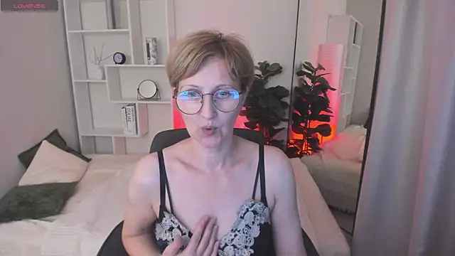 Snapshot of Paris_Cherry chatting on 06-07-26, 04:50 Paris Cherry online show from 06-07-26, 04:50