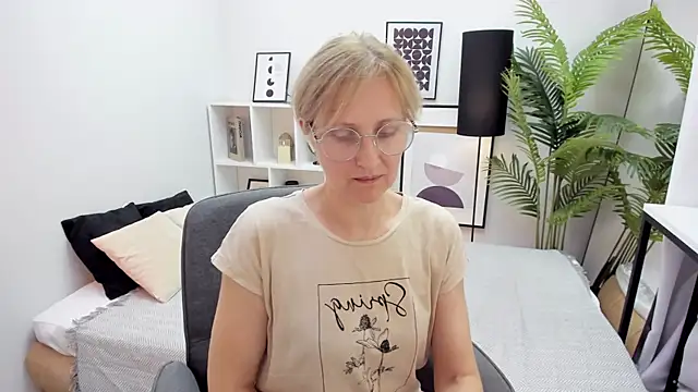 Snapshot of Paris_Cherry chatting on 10-13-25, 08:10 Paris Cherry online show from 10-13-25, 08:10