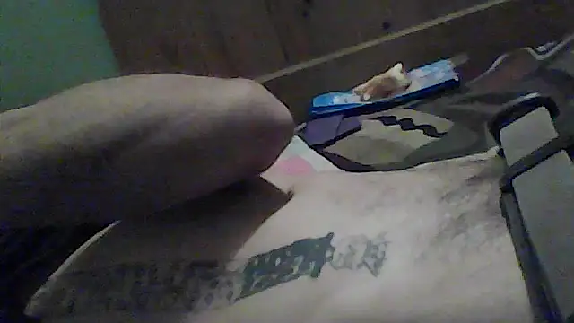 Snapshot of mikeylong chatting on 10-08-25, 10:28 mikeylong online show from 10-08-25, 10:28