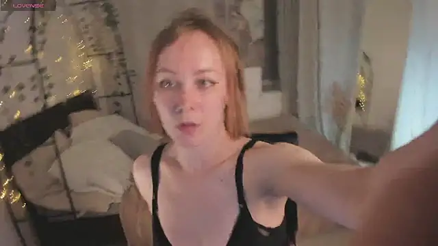 Snapshot of LilianKroft chatting on 06-03-26, 12:28 LilianKroft online show from 06-03-26, 12:28