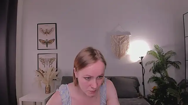Snapshot of LilianKroft chatting on 04-28-26, 12:53 LilianKroft online show from 04-28-26, 12:53