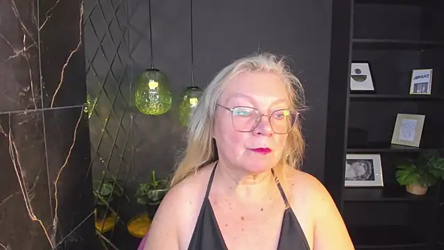 Snapshot of NataliMellow chatting on 10-18-25, 01:02 NataliMellow online show from 10-18-25, 01:02