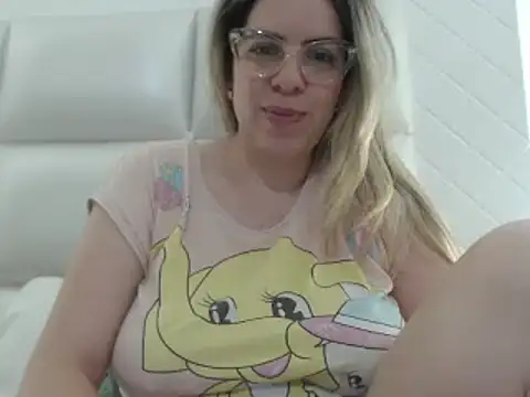 Snapshot of ashlymoon chatting on 03-21-25, 01:13 ashlymoon online show from 03-21-25, 01:13