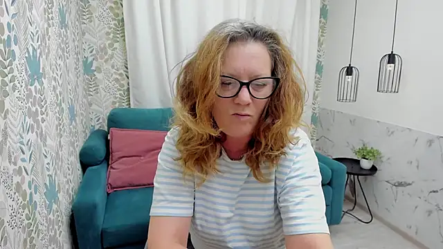 Snapshot of LeaPure chatting on 06-13-26, 05:27 LeaPure online show from 06-13-26, 05:27