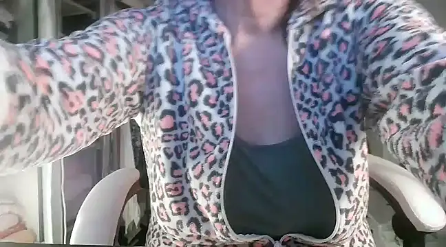 Snapshot of heidi60 chatting on 03-10-25, 07:33 heidi60 online show from 03-10-25, 07:33