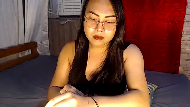 Snapshot of Cumshooterqueen chatting on 12-17-25, 02:00 Cumshooterqueen online show from 12-17-25, 02:00