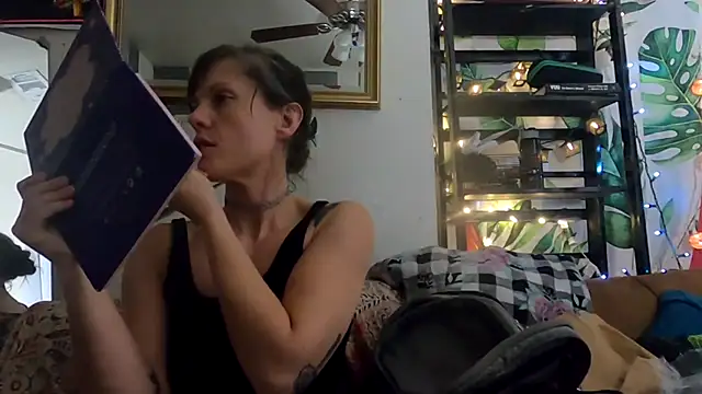 Snapshot of TheDaisyChaos chatting on 10-05-25, 11:45 TheDaisyChaos online show from 10-05-25, 11:45