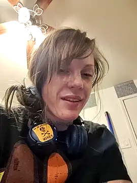 Snapshot of TheDaisyChaos chatting on 10-21-25, 07:57 TheDaisyChaos online show from 10-21-25, 07:57