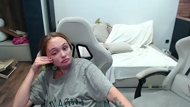 Sunny-Girl1 online show from 10-16-25, 07:49