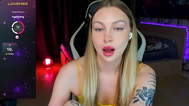 Snapshot of BiMolly chatting on 10-19-25, 03:26 BiMolly online show from 10-19-25, 03:26