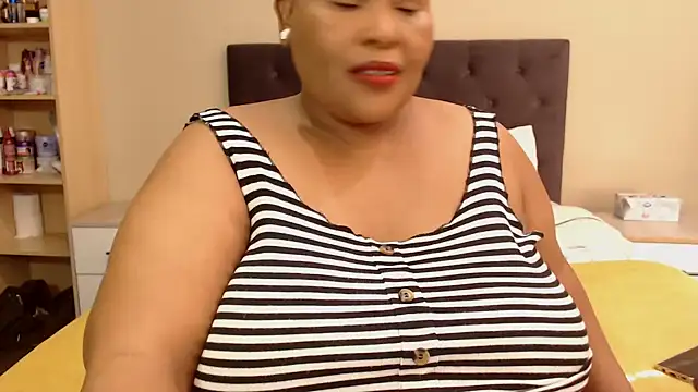 Snapshot of zandile chatting on 06-12-26, 11:41 zandile online show from 06-12-26, 11:41