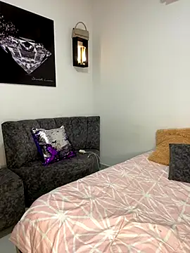 Shantal Lovee online show from 11-18-25, 12:37