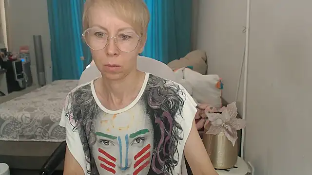 Snapshot of LuxuryNika chatting on 07-05-26, 12:23 LuxuryNika online show from 07-05-26, 12:23