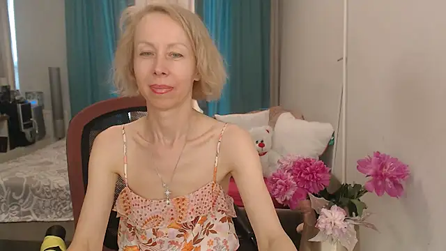 Snapshot of LuxuryNika chatting on 06-12-26, 02:04 LuxuryNika online show from 06-12-26, 02:04