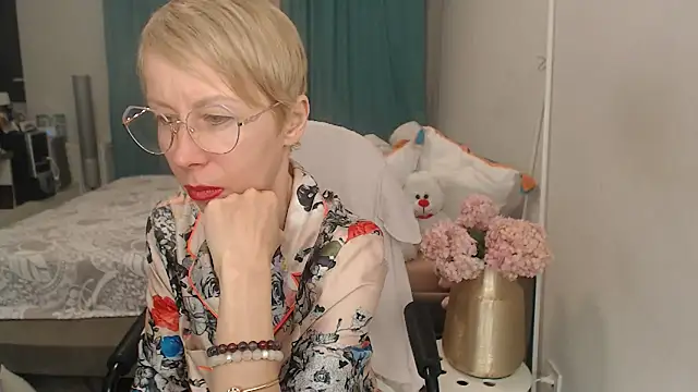 Snapshot of LuxuryNika chatting on 06-30-26, 06:41 LuxuryNika online show from 06-30-26, 06:41
