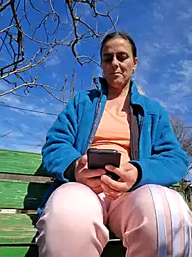 Snapshot of IsabelleCraft chatting on 03-07-25, 10:35 IsabelleCraft online show from 03-07-25, 10:35
