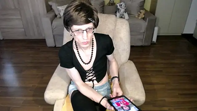 Snapshot of clementine chatting on 05-11-26, 02:56 clementine online show from 05-11-26, 02:56