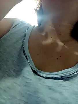 Snapshot of XXLorie_02 chatting on 09-21-25, 01:27 XXLorie 02 online show from 09-21-25, 01:27