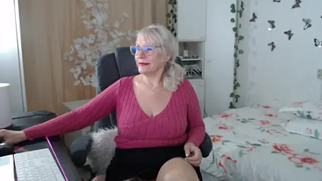 Snapshot of Ghertrude52 chatting on 05-10-26, 04:27 Ghertrude52 online show from 05-10-26, 04:27
