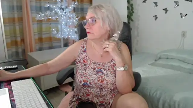 Snapshot of Ghertrude52 chatting on 06-12-26, 04:54 Ghertrude52 online show from 06-12-26, 04:54