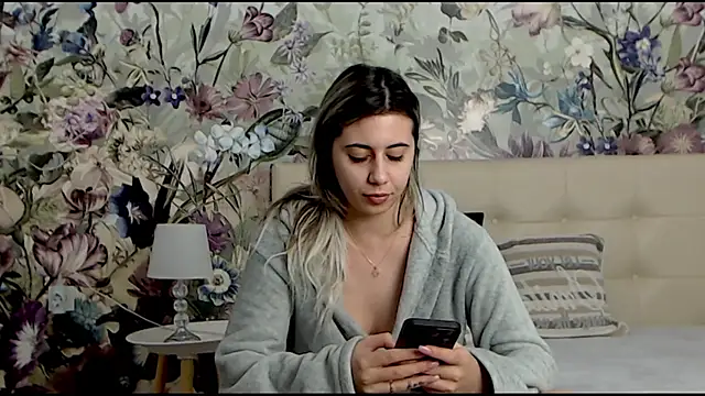 Snapshot of RoseDiamond06 chatting on 02-26-25, 10:38 RoseDiamond06 online show from 02-26-25, 10:38