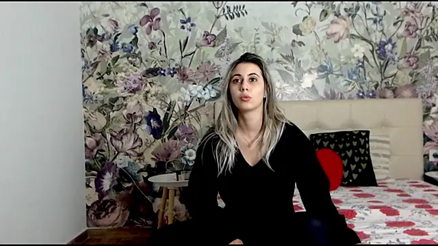 Snapshot of RoseDiamond06 chatting on 02-17-25, 07:55 RoseDiamond06 online show from 02-17-25, 07:55