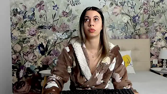 Snapshot of RoseDiamond06 chatting on 10-05-25, 03:25 RoseDiamond06 online show from 10-05-25, 03:25