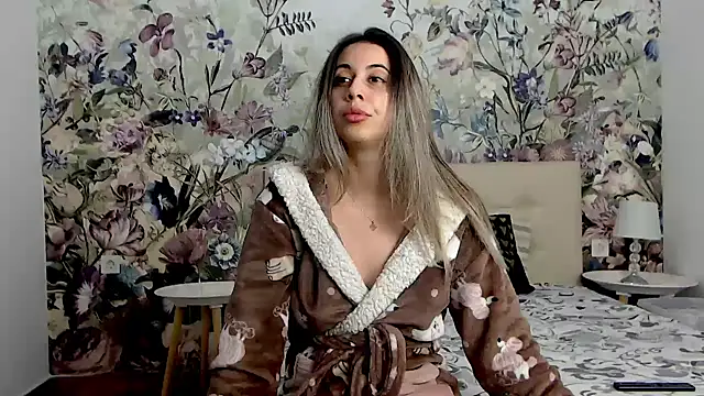 Snapshot of RoseDiamond06 chatting on 10-17-25, 03:54 RoseDiamond06 online show from 10-17-25, 03:54