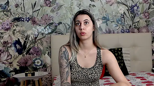 Snapshot of RoseDiamond06 chatting on 03-21-25, 05:32 RoseDiamond06 online show from 03-21-25, 05:32