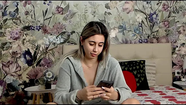 Snapshot of RoseDiamond06 chatting on 02-18-25, 04:47 RoseDiamond06 online show from 02-18-25, 04:47