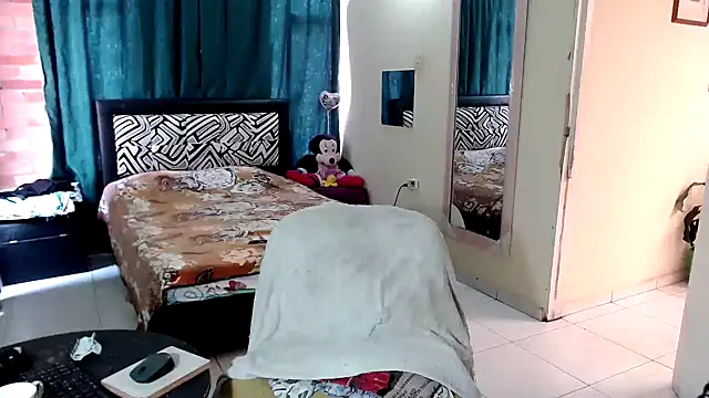 Sashaferrari2000 online show from 12-19-25, 04:09