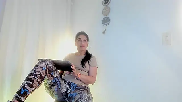 Snapshot of girasol_walton chatting on 06-27-26, 05:08 girasol walton online show from 06-27-26, 05:08
