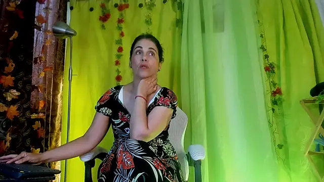 Snapshot of girasol_walton chatting on 06-28-26, 04:35 girasol walton online show from 06-28-26, 04:35