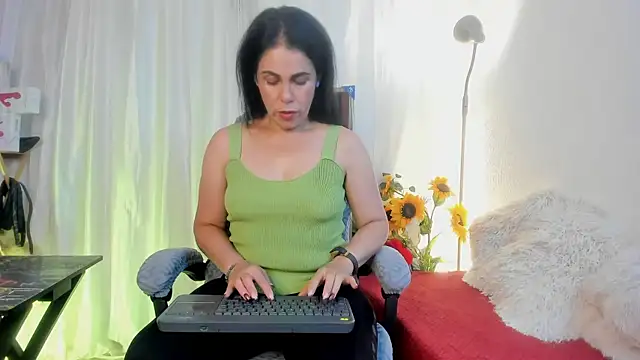 Snapshot of girasol_walton chatting on 05-07-26, 01:58 girasol walton online show from 05-07-26, 01:58