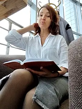 Snapshot of EvaXOAir chatting on 10-11-25, 04:13 EvaXOAir online show from 10-11-25, 04:13