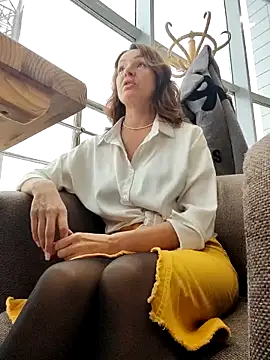 Snapshot of EvaXOAir chatting on 10-28-25, 05:29 EvaXOAir online show from 10-28-25, 05:29