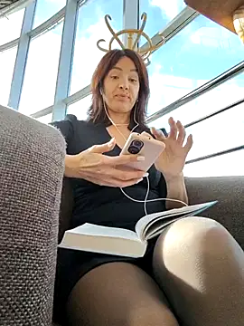 Snapshot of EvaXOAir chatting on 09-30-25, 03:45 EvaXOAir online show from 09-30-25, 03:45